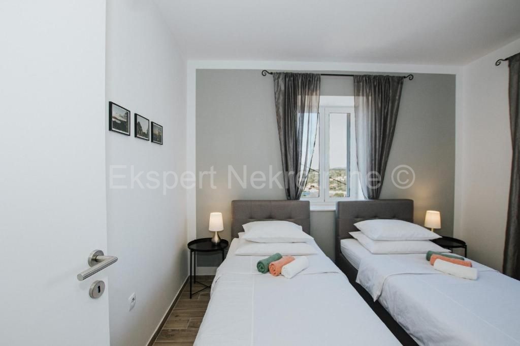 Drvenik Mali, semi-detached house 135 m2 with sea view, 300 m from the beach