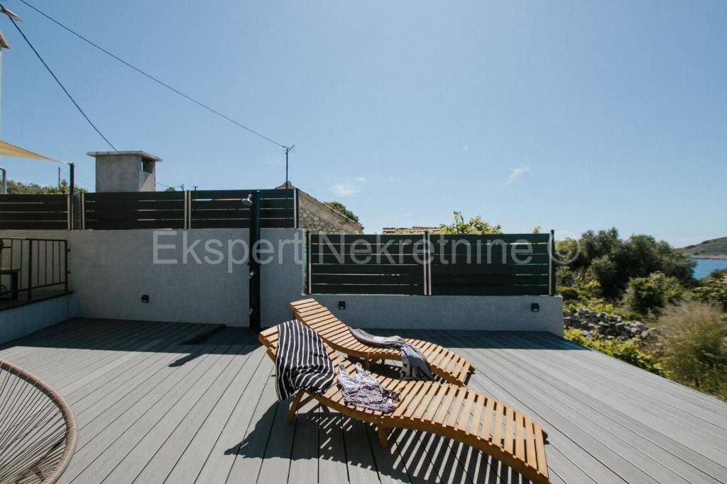 Drvenik Mali, semi-detached house 135 m2 with sea view, 300 m from the beach