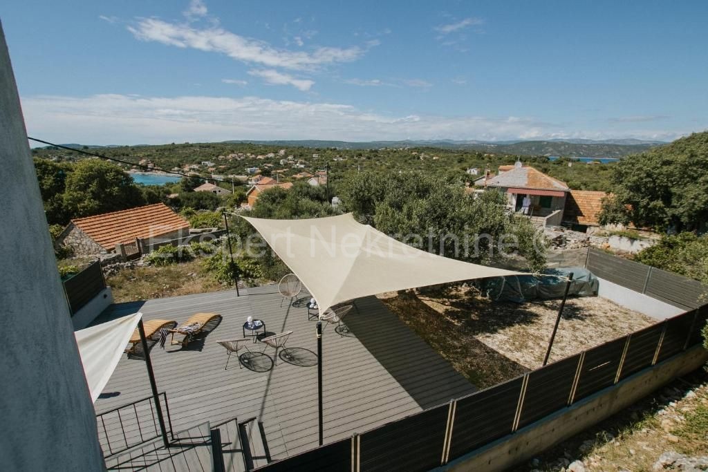 Drvenik Mali, semi-detached house 135 m2 with sea view, 300 m from the beach