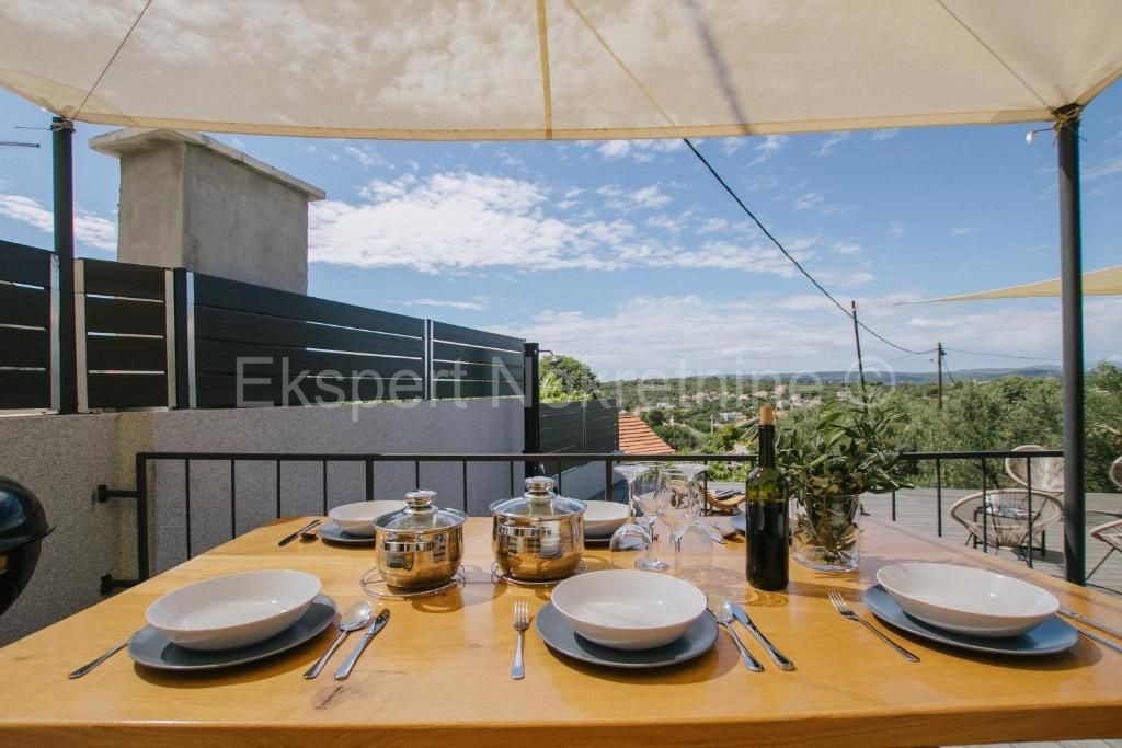 Drvenik Mali, semi-detached house 135 m2 with sea view, 300 m from the beach