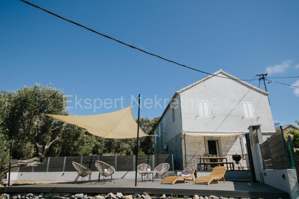 Drvenik Mali, semi-detached house 135 m2 with sea view, 300 m from the beach