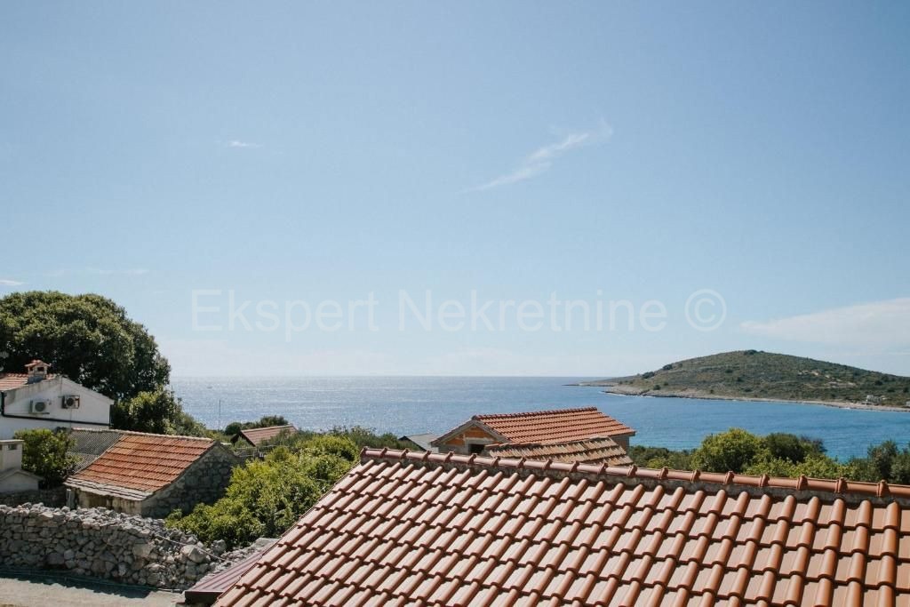 Drvenik Mali, semi-detached house 135 m2 with sea view, 300 m from the beach