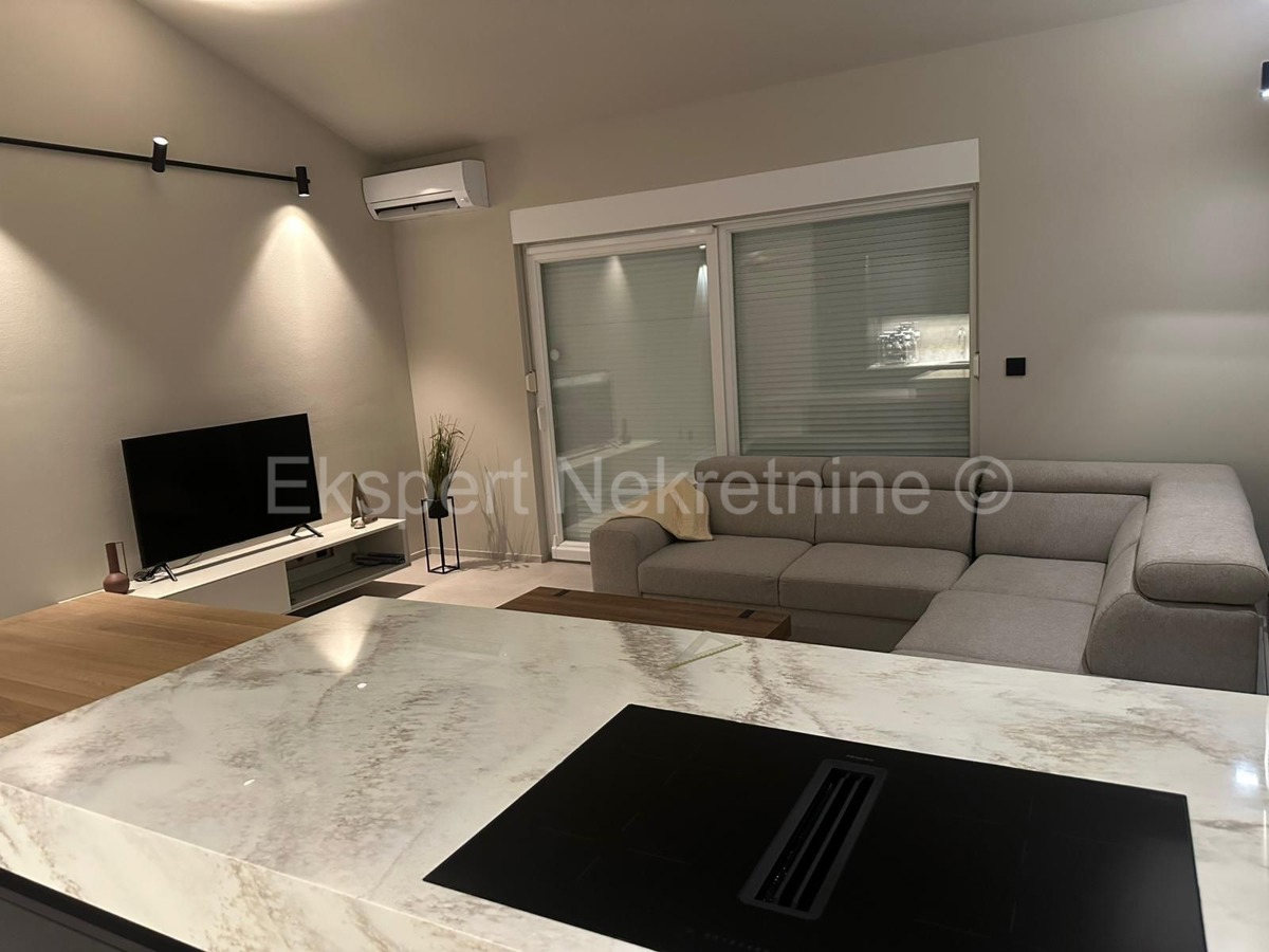 Čiovo, Okrug G., 2-bedroom apartment 68 m2, 2nd row from the sea, sea view,