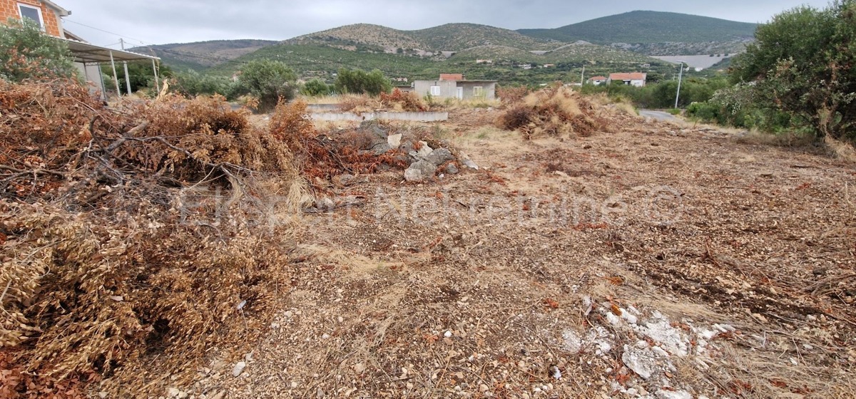 Trogir, Plano, building land 1290 m2, right next to the road, sea view