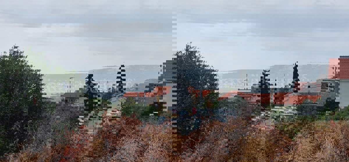 Trogir, Plano, building land 1290 m2, right next to the road, sea view