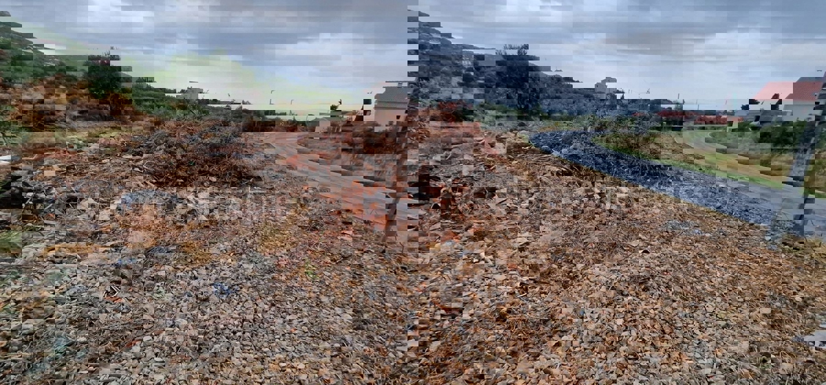 Trogir, Plano, building land 1290 m2, right next to the road, sea view