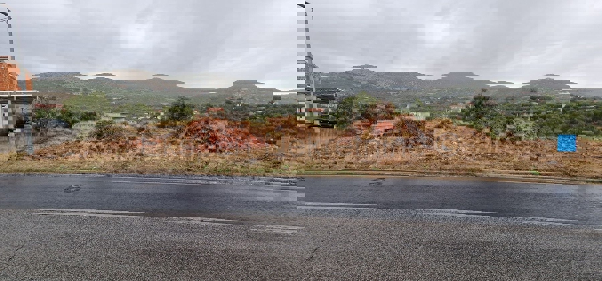 Trogir, Plano, building land 1290 m2, right next to the road, sea view