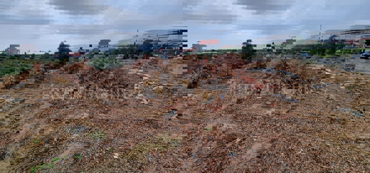 Trogir, Plano, building land 1290 m2, right next to the road, sea view