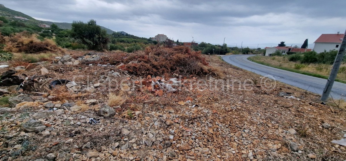 Trogir, Plano, building land 1290 m2, right next to the road, sea view