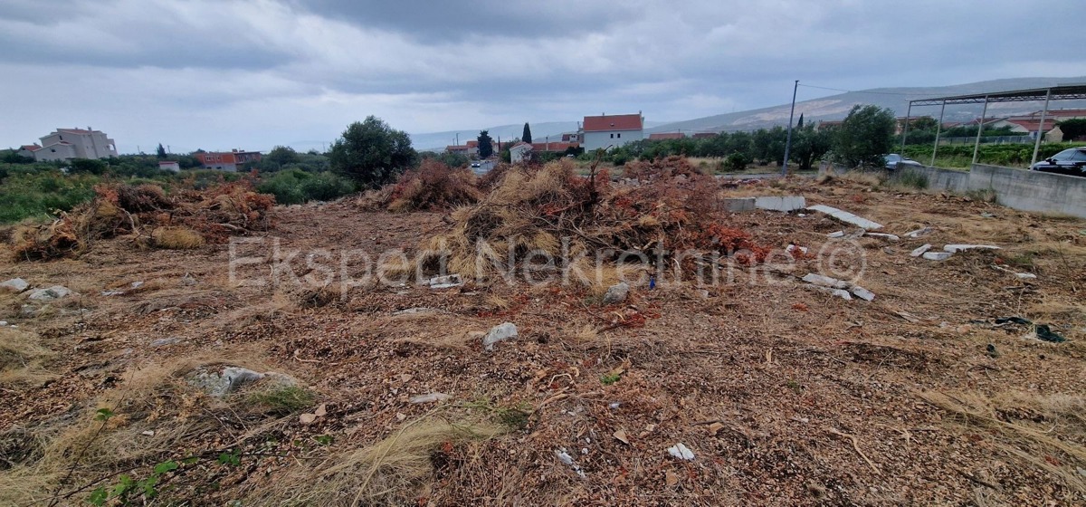 Trogir, Plano, building land 1290 m2, right next to the road, sea view
