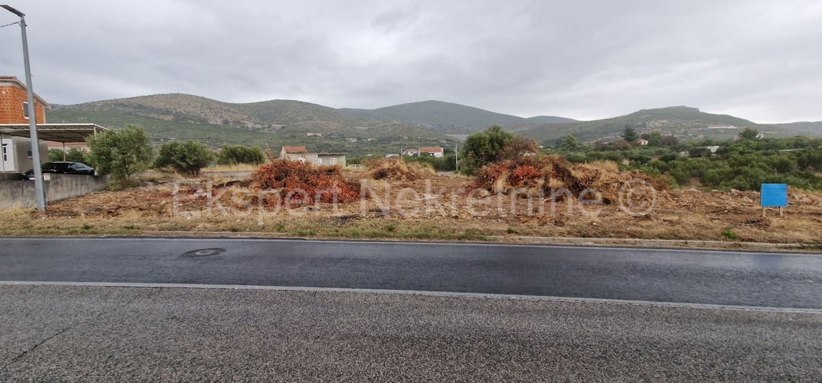 Trogir, Plano, building land 1290 m2, right next to the road, sea view