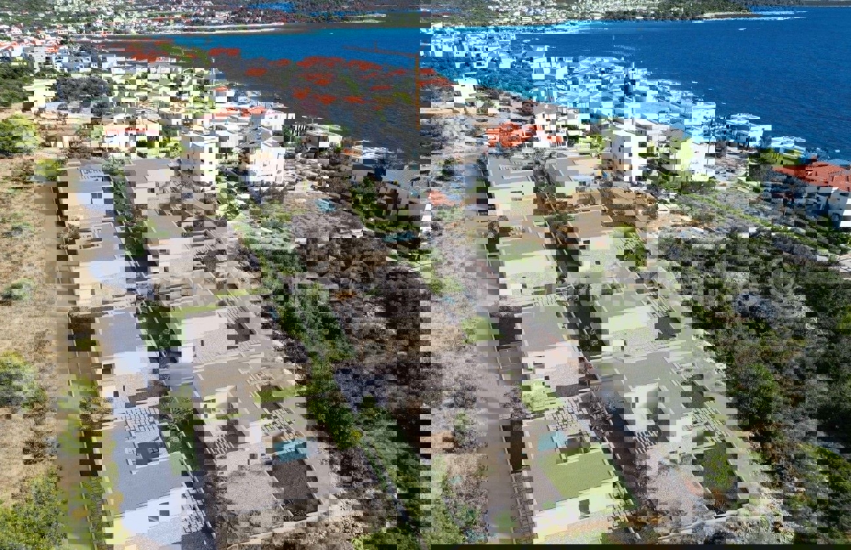 Rogoznica, luxury villa 309 m2 with swimming pool (40m2) only 120 from the sea and beach,