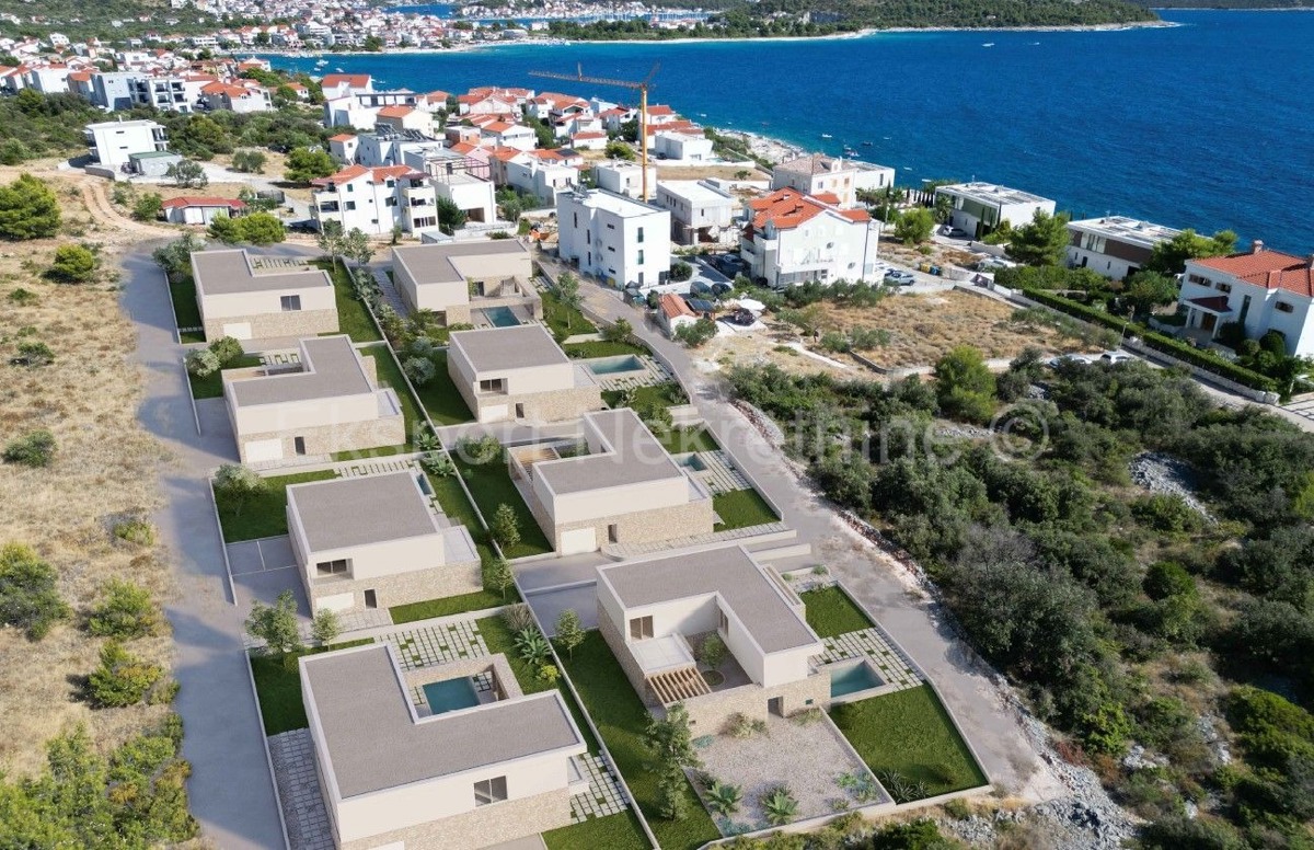 Rogoznica, luxury villa 309 m2 with swimming pool (40m2) only 120 from the sea and beach,