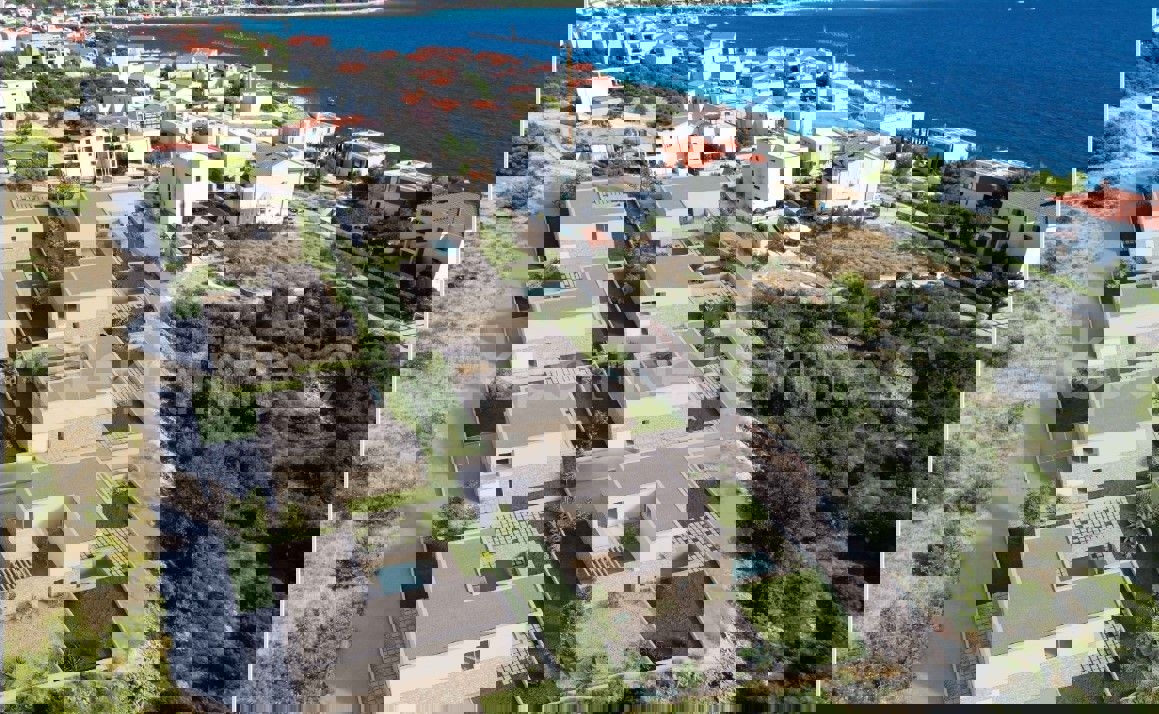 Rogoznica, luxury villa 309 m2 with swimming pool (40m2) only 120 from the sea and beach,