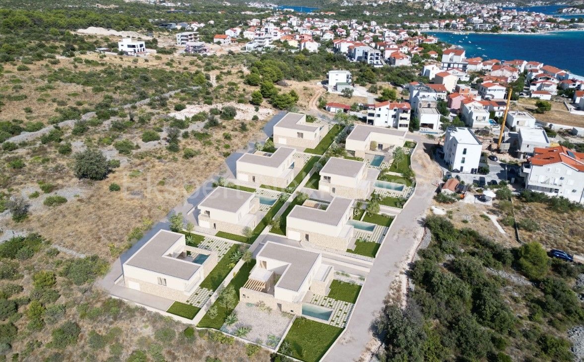 Rogoznica, luxury villa 309 m2 with swimming pool (40m2) only 120 from the sea and beach,