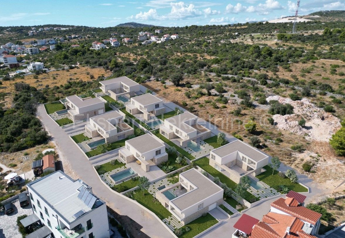 Rogoznica, luxury villa 309 m2 with swimming pool (40m2) only 120 from the sea and beach,