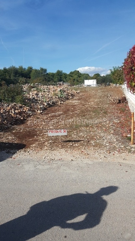 Čiovo, Okrug G., terreno edificabile di 922 m2 proprio accanto alla strada