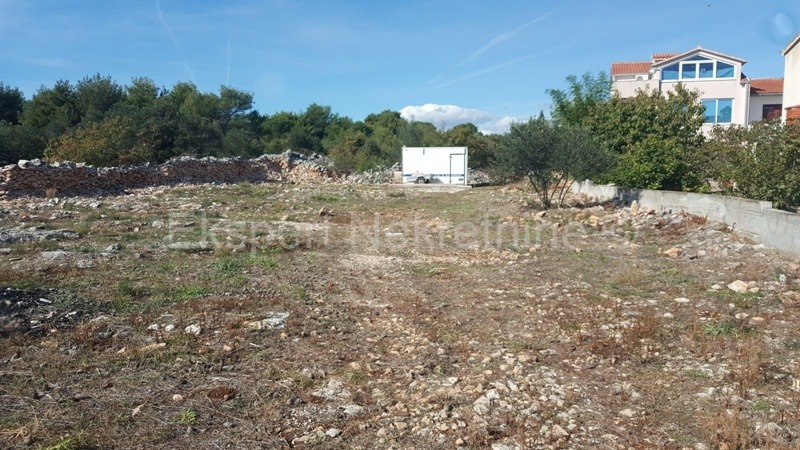 Čiovo, Okrug G., terreno edificabile di 922 m2 proprio accanto alla strada
