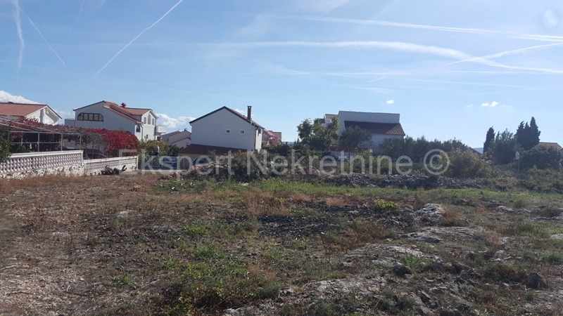 Čiovo, Okrug G., terreno edificabile di 922 m2 proprio accanto alla strada