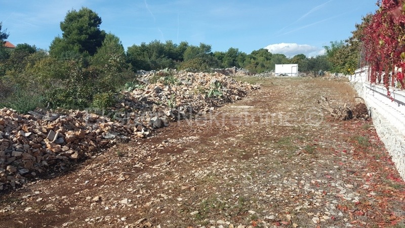 Čiovo, Okrug G., terreno edificabile di 922 m2 proprio accanto alla strada