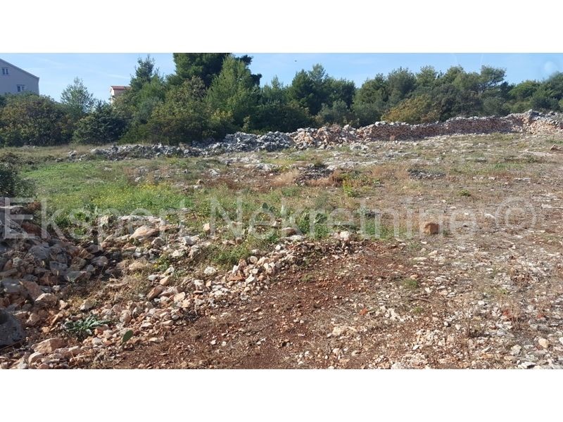 Čiovo, Okrug G., terreno edificabile di 922 m2 proprio accanto alla strada