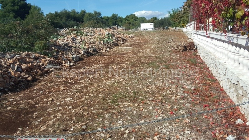 Čiovo, Okrug G., terreno edificabile di 922 m2 proprio accanto alla strada