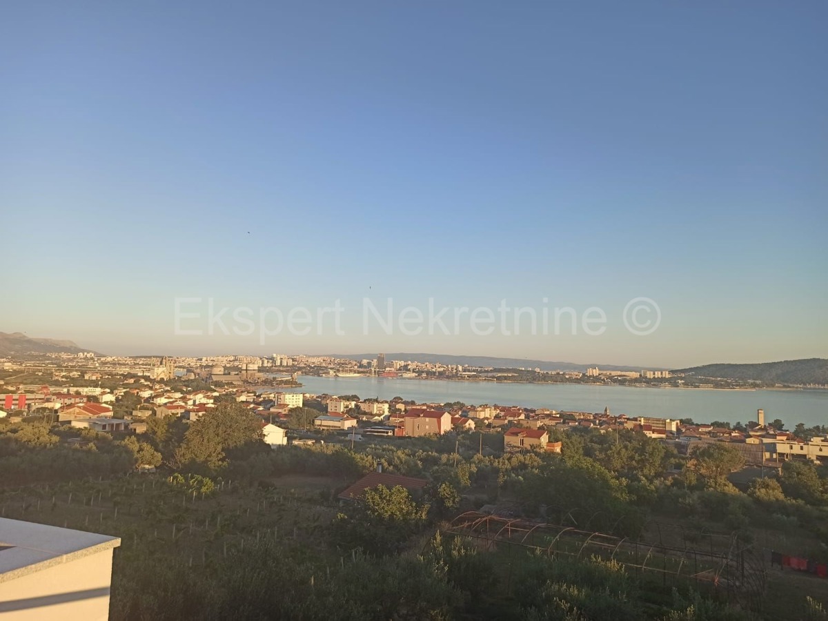 K. Sućurac - casa indipendente con tre appartamenti.