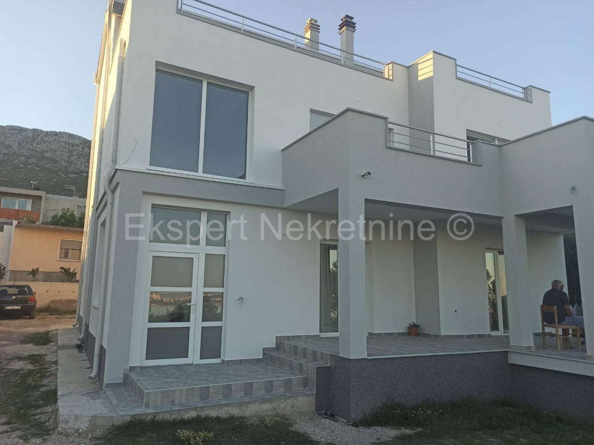 K. Sućurac - casa indipendente con tre appartamenti.