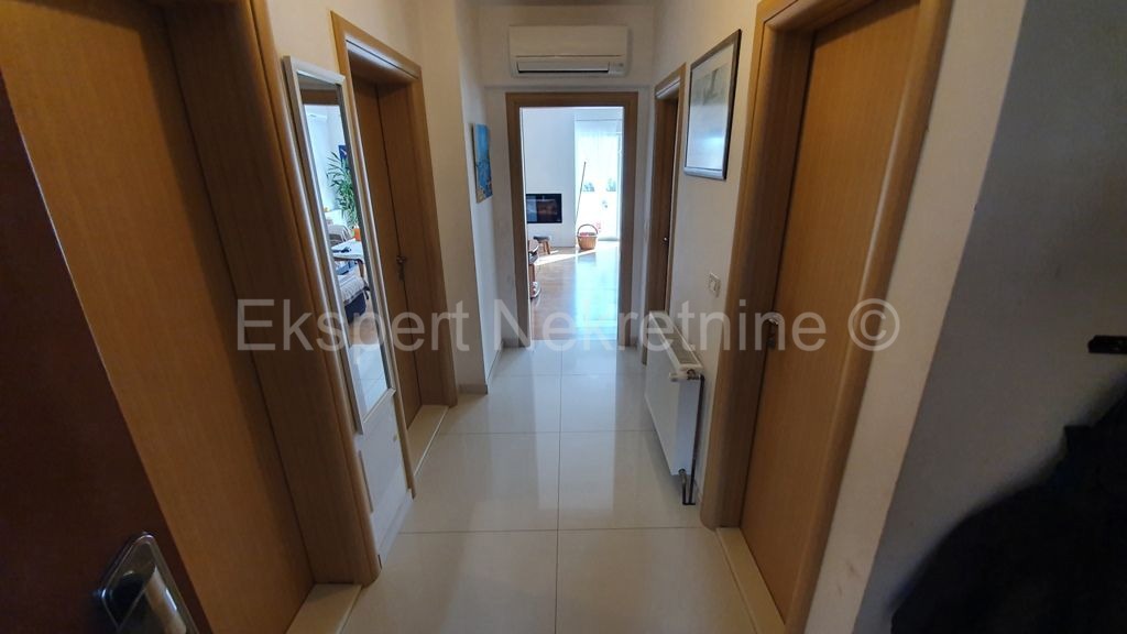 Čiovo, Okrug Gornji, appartamento trilocale 135 m2, ampio terrazzo, garage