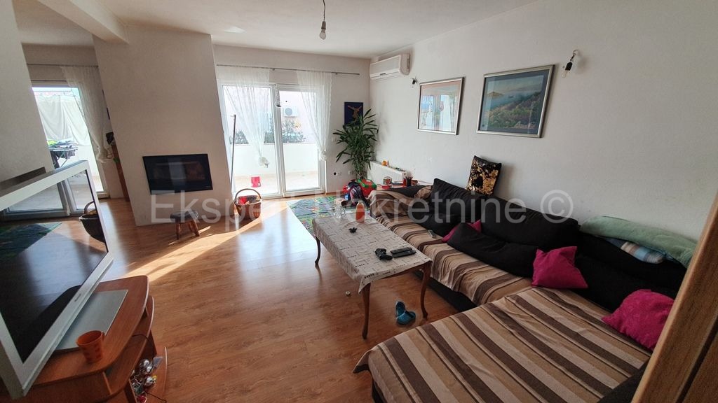 Čiovo, Okrug Gornji, appartamento trilocale 135 m2, ampio terrazzo, garage