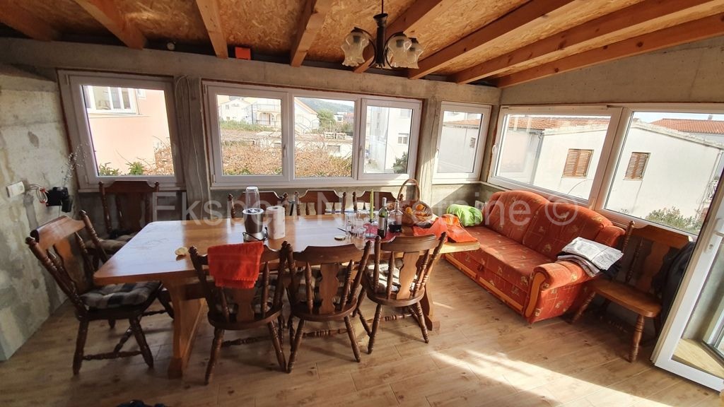 Čiovo, Okrug Gornji, appartamento trilocale 135 m2, ampio terrazzo, garage