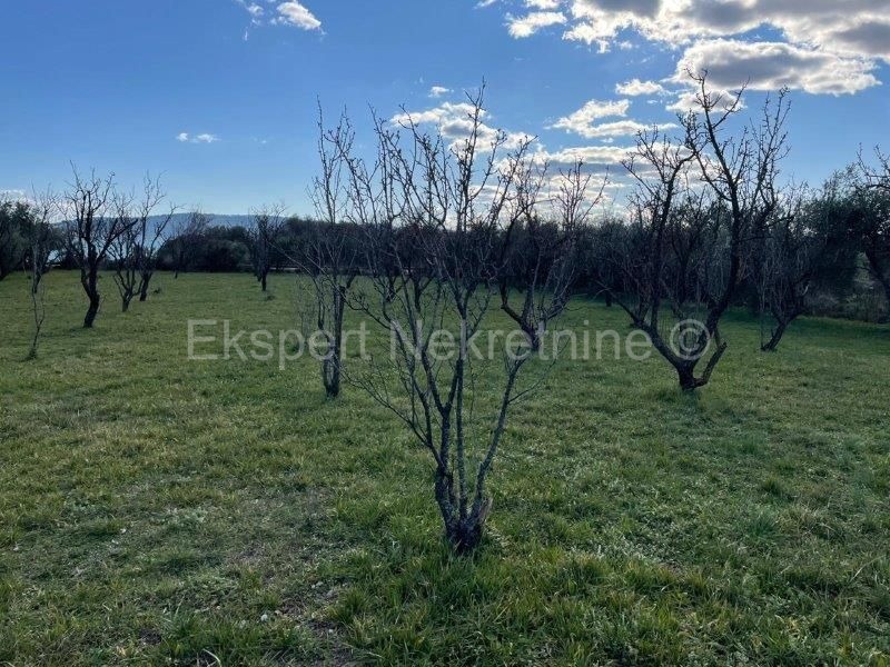 Kaštel Sućurac, terreno edificabile M7 2885m2 vicino all'autostrada