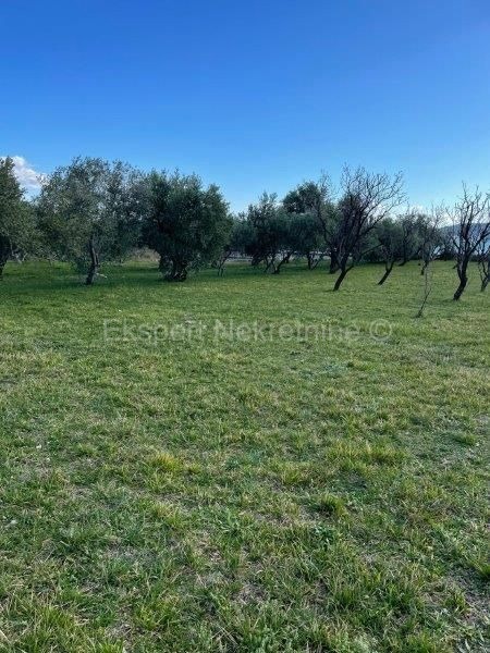 Kaštel Sućurac, terreno edificabile M7 2885m2 vicino all'autostrada