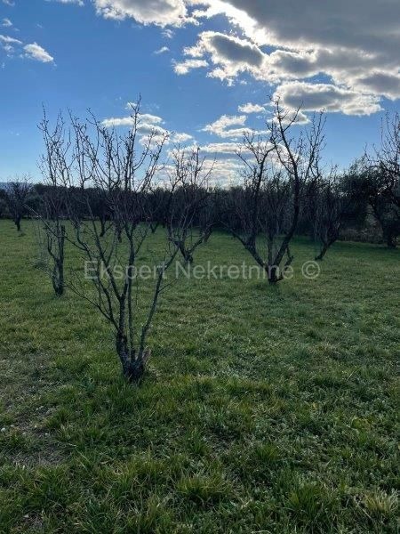 Kaštel Sućurac, terreno edificabile M7 2885m2 vicino all'autostrada