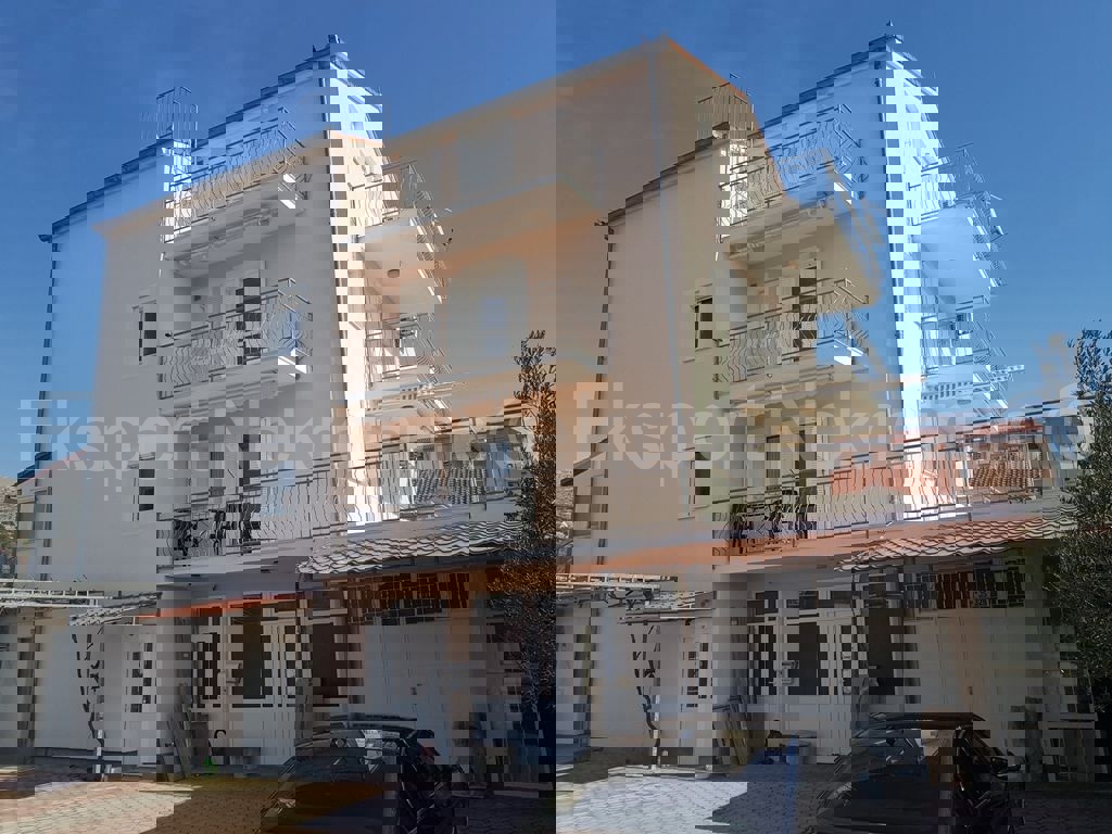Trogir, edificio residenziale e commerciale di 631 m2 con un ampio giardino paesaggistico