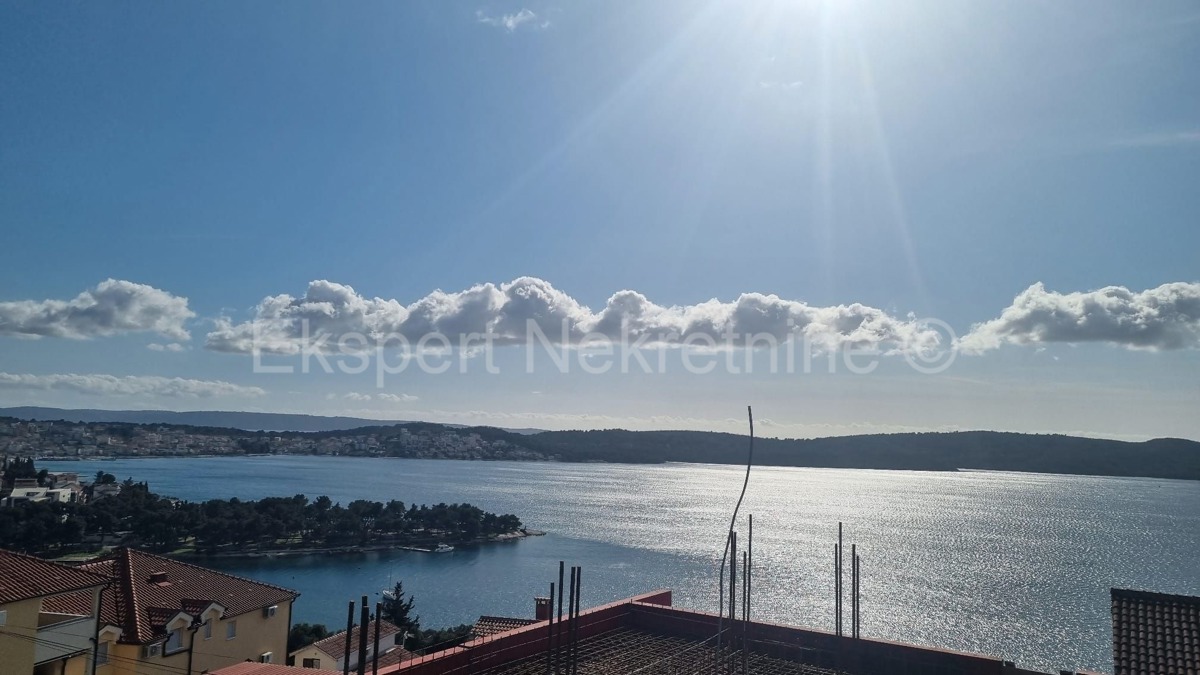 Trogir, Čiovo, attico con 2 camere da letto 72m2 + terrazza sul tetto 74m2, vista mare