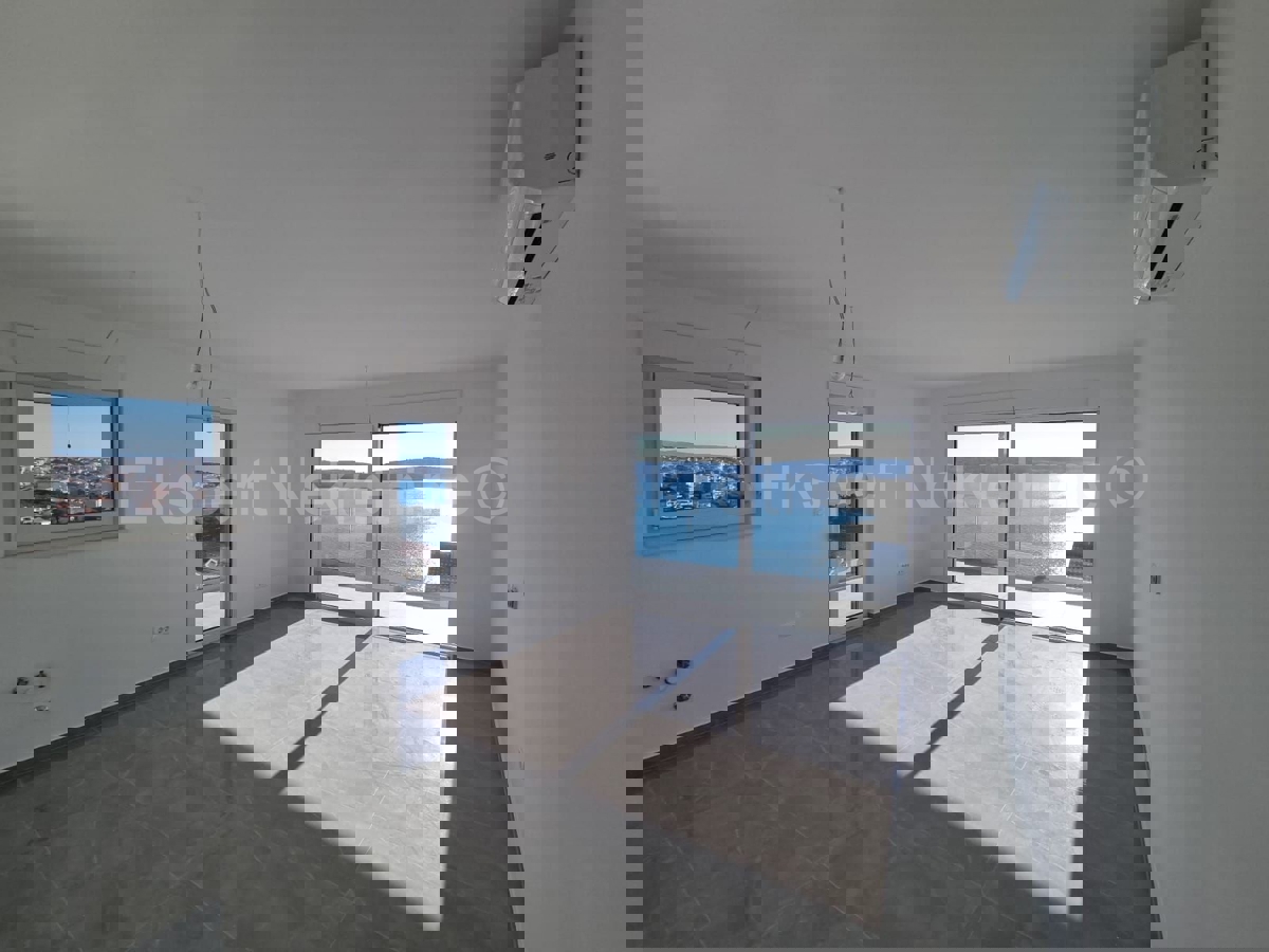 Trogir, Čiovo, attico con 2 camere da letto 72m2 + terrazza sul tetto 74m2, vista mare