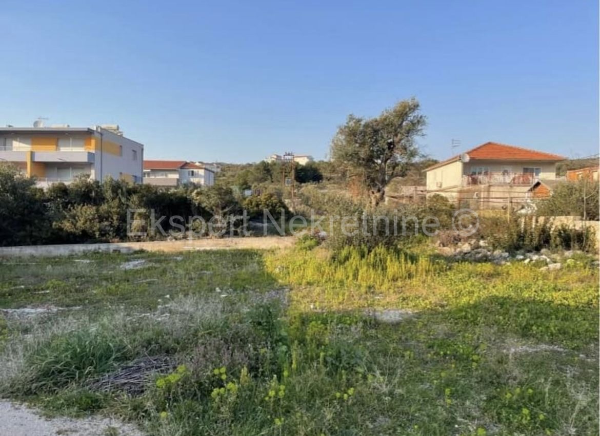 Rogoznica, terreno edificabile di 2100m2 sull'autostrada, 120 metri dal mare