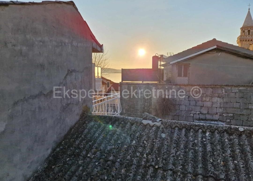 K. Štafilić, casa a schiera in pietra 140m2, 50 m dal mare, centro città