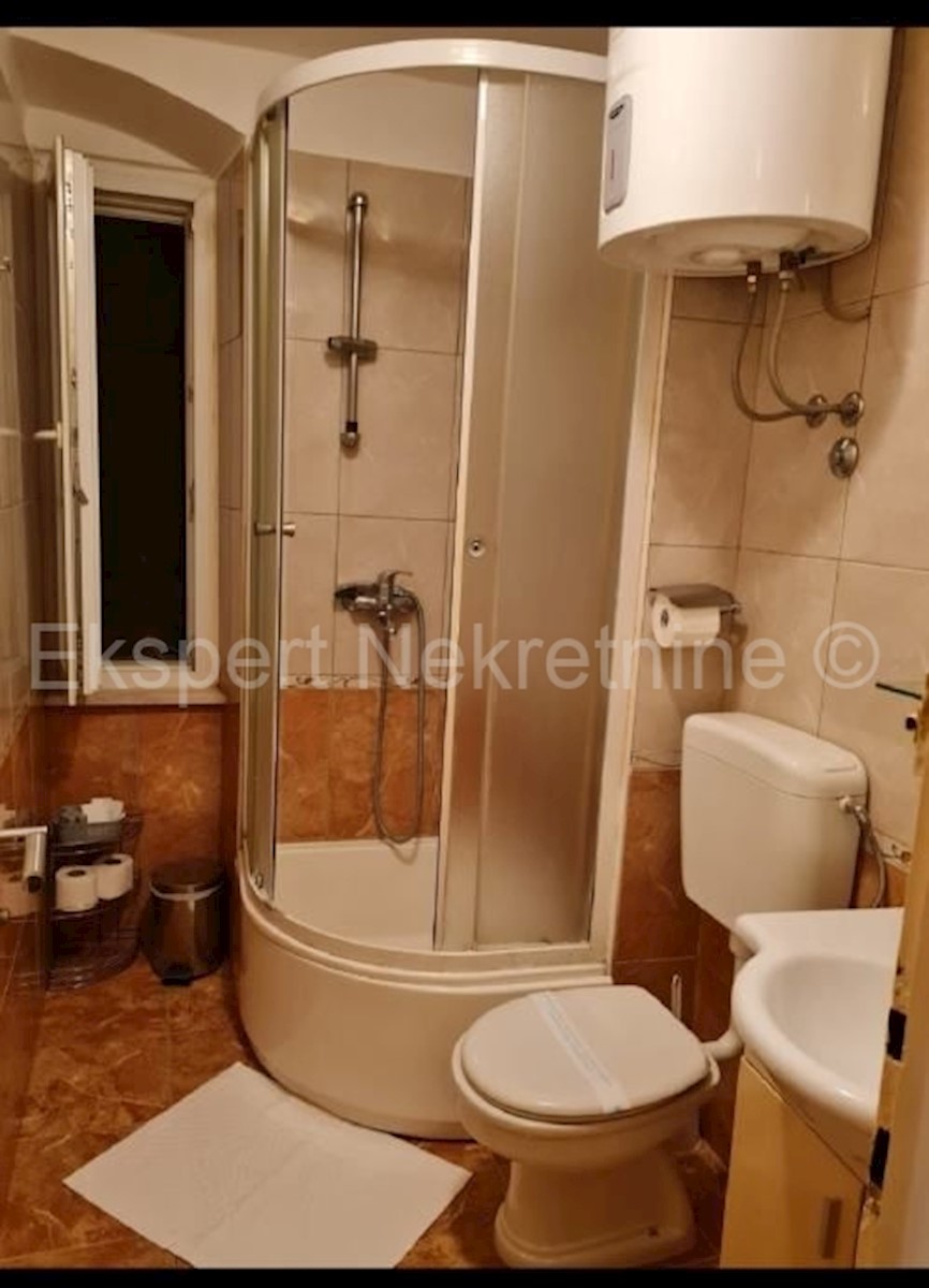 Spalato, centro, appartamento di 4 locali 96m2 nel Palazzo di Diocleziano, a 100 metri dal mare