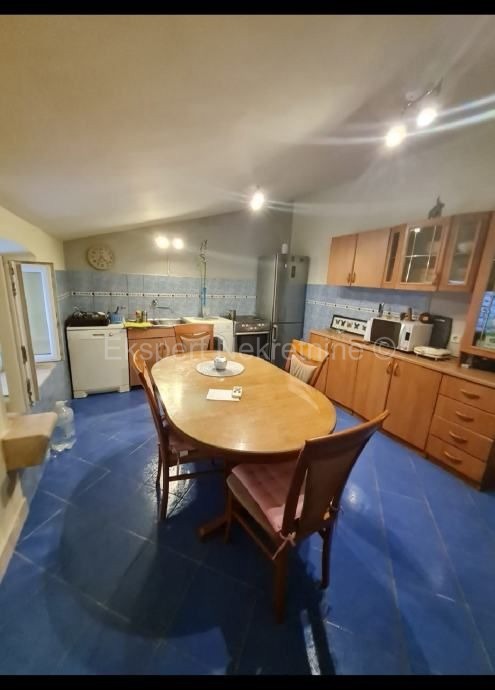 Spalato, centro, appartamento di 4 locali 96m2 nel Palazzo di Diocleziano, a 100 metri dal mare