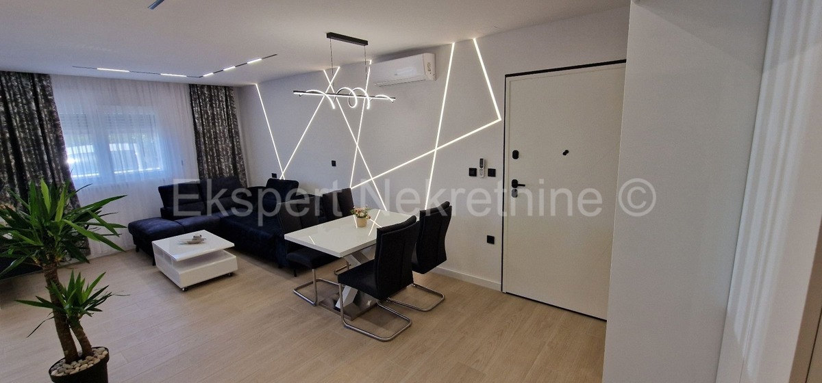 Seget D., 2-bedroom apartment 69m2 + garden 99 m2, new building, furnished, parking