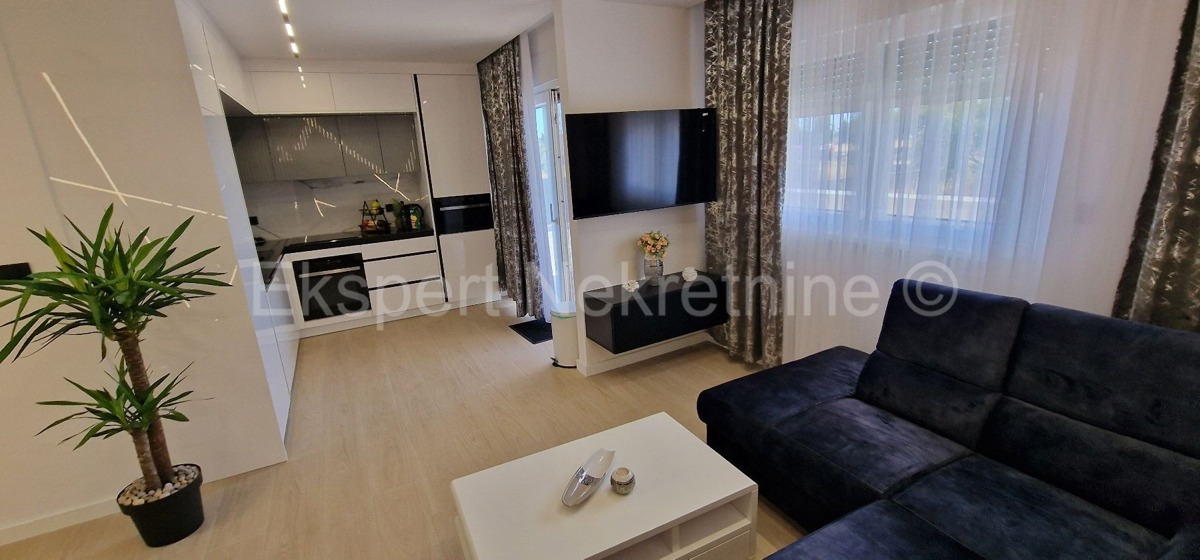 Seget D., 2-bedroom apartment 69m2 + garden 99 m2, new building, furnished, parking