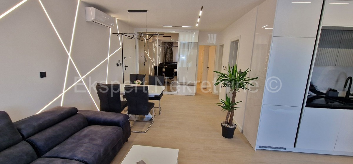 Seget D., 2-bedroom apartment 69m2 + garden 99 m2, new building, furnished, parking