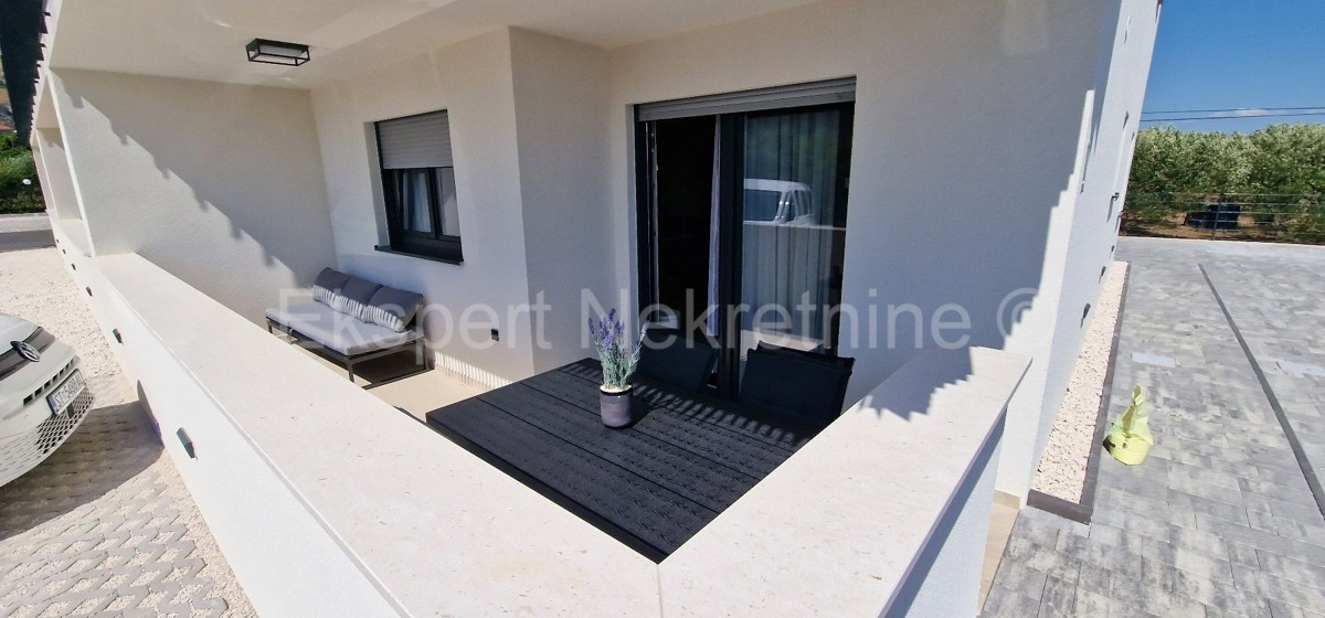 Seget D., 2-bedroom apartment 69m2 + garden 99 m2, new building, furnished, parking