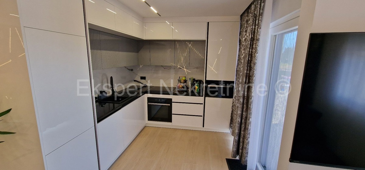 Seget D., 2-bedroom apartment 69m2 + garden 99 m2, new building, furnished, parking