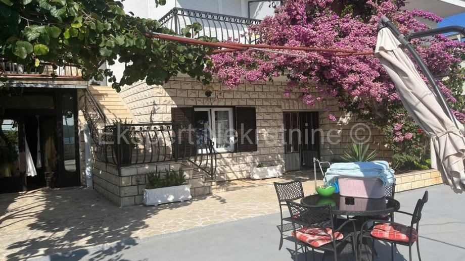 Trogir, Saldun, casa bifamiliare 430m2, garage, prima fila al mare, a 20 m dalla spiaggia