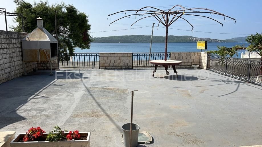 Trogir, Saldun, casa bifamiliare 430m2, garage, prima fila al mare, a 20 m dalla spiaggia
