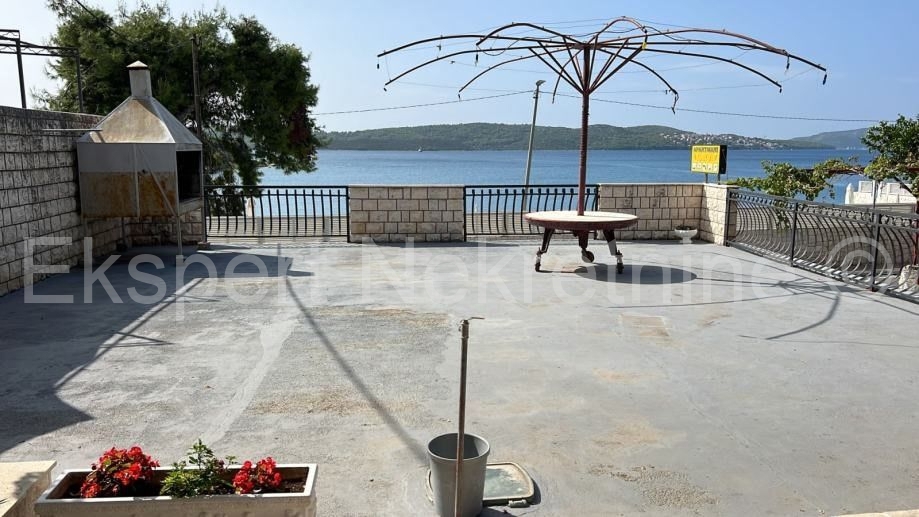 Trogir, Saldun, casa bifamiliare 430m2, garage, prima fila al mare, a 20 m dalla spiaggia