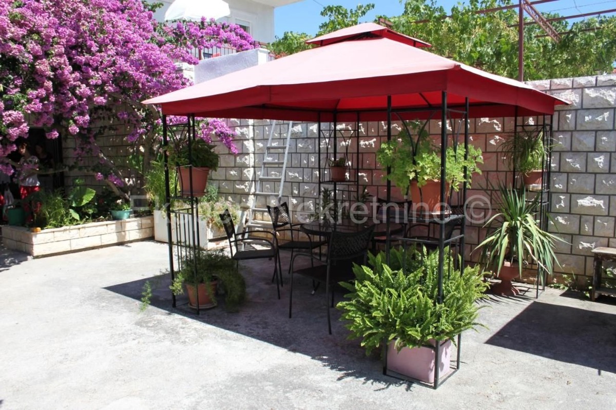 Trogir, Saldun, casa bifamiliare 430m2, garage, prima fila al mare, a 20 m dalla spiaggia